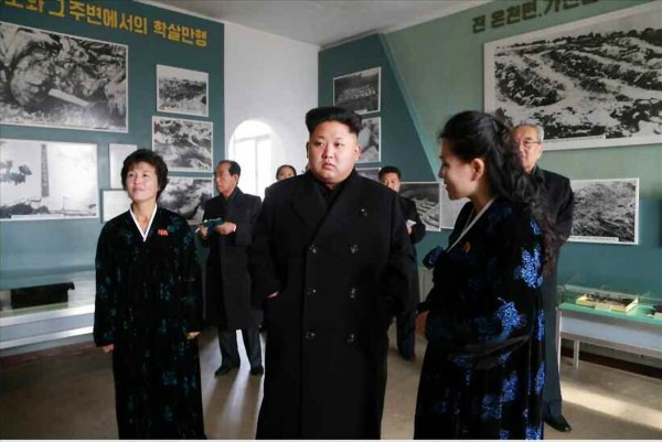 當(dāng)?shù)貢r(shí)間2014年11月25日，據(jù)朝鮮《勞動(dòng)新聞》報(bào)道，朝鮮領(lǐng)導(dǎo)人金正恩和妹妹金與正一起視察朝鮮反美