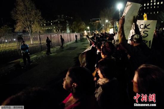 美國白宮前擠滿了抗議槍殺黑人青年的白人警察免遭起訴案件的美國民眾。