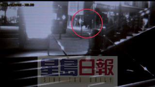 視頻拍到一名兇徒不斷踢打林泰紅圈內(nèi)。美國《星島日?qǐng)?bào)》