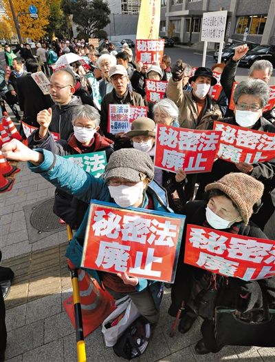 10日，日本東京，民眾聚集在首相官邸前，抗議當(dāng)天生效的《特定秘密保護(hù)法》。