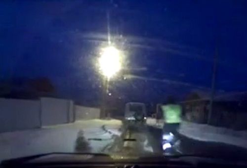 警車追逐中仍未追上可疑汽車，此時(shí)令人震驚的一幕出現(xiàn)，一名警察從警車中跳出來(lái)，向可疑車輛跑去。