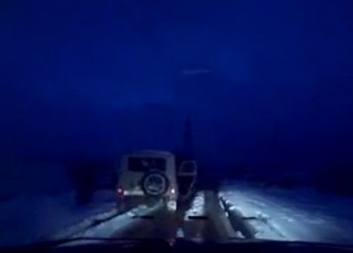 　　警察成功打開(kāi)可疑汽車的車門并登上汽車，司機(jī)見(jiàn)狀立即停車及棄車逃走，警察則下車?yán)^續(xù)追捕司機(jī)。