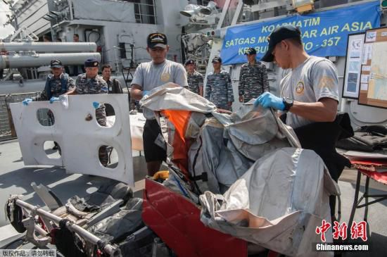 　當?shù)貢r間2015年1月5日，印尼泗水，印尼海軍展示從爪哇海中打撈到的亞航失事客機殘骸與遇難者的遺物