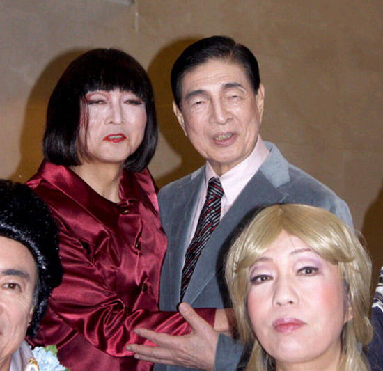 日本前首相鳩山由紀夫（后排左一）女性扮相演出音樂?。ňW(wǎng)頁截圖）