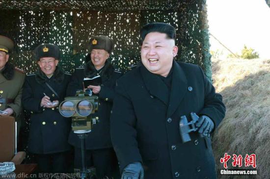 資料圖：當(dāng)?shù)貢r(shí)間2015年1月31日，據(jù)朝鮮《勞動(dòng)新聞》報(bào)道，朝鮮最高領(lǐng)導(dǎo)人近日視察朝鮮?？哲娐?lián)合演習(xí)，演習(xí)中還出動(dòng)了戰(zhàn)斗機(jī)和潛艇。