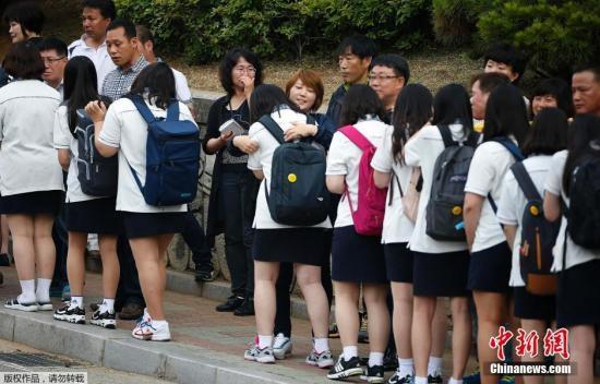 部分遇難學生的家長當天到學校迎接生還學生，學生和家長互相安慰和鼓勵。