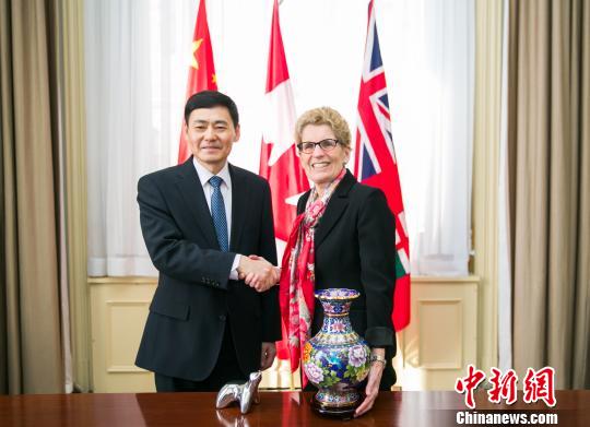 圖示省長(zhǎng)韋恩（右）與薛冰總領(lǐng)事首度官式會(huì)晤。　安省/攝