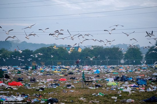 英國(guó)最大露天音樂節(jié)落幕 留下近1700噸垃圾