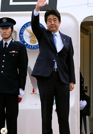 安倍在機場告別，面色凝重