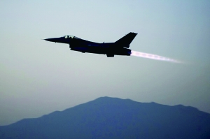 美國(guó)軍方19日證實(shí)，一架美軍F-16戰(zhàn)斗機(jī)上周在阿富汗東部遭到地面火力攻擊，受損嚴(yán)重，不得不拋掉兩個(gè)油箱以及多件武器彈藥才勉強(qiáng)返航。事發(fā)區(qū)域主要受塔利班控制。過(guò)去，塔利班武裝組織曾經(jīng)數(shù)次使用小型火力擊落美軍直升機(jī)，但從未擊中能在高空超音速飛行的F-16戰(zhàn)斗機(jī)。