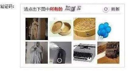 澎湃新聞?dòng)浾邚蔫F路上海站了解到，目前窗口售票采用的系統(tǒng)與12306網(wǎng)購(gòu)不同，購(gòu)票者通過(guò)身份證件的驗(yàn)證，即可購(gòu)票。根據(jù)往年經(jīng)驗(yàn)，每年臘月二十三到二十九的火車(chē)票最為緊俏，對(duì)應(yīng)的網(wǎng)絡(luò)購(gòu)票日期為12月4日至10日，春運(yùn)火車(chē)票搶票也進(jìn)入最白熱化的狀態(tài)。對(duì)此，鐵路部門(mén)提醒，如果沒(méi)能在第一時(shí)間買(mǎi)到票，旅客不妨在起售時(shí)間30分鐘后、開(kāi)車(chē)前15天和開(kāi)車(chē)前1天三個(gè)時(shí)間點(diǎn)“撿漏”，可能會(huì)有意外的收獲。