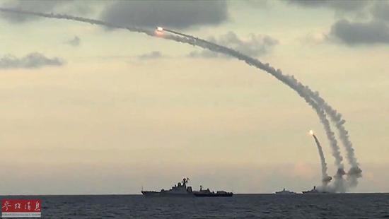 圖為里海艦隊軍艦從里海水域發(fā)射18枚“口徑-NK”巡航導彈。
