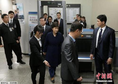 資料圖：當?shù)貢r間3月30日，韓國法院就是否批捕前總統(tǒng)樸槿惠進行審理，樸槿惠以犯罪嫌疑人身份出庭接受拘捕令實質(zhì)審查。