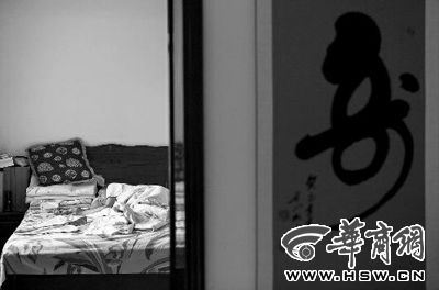昨日，徐萬發(fā)躺在自家床上，鼻子插著氧氣管 記者張杰攝