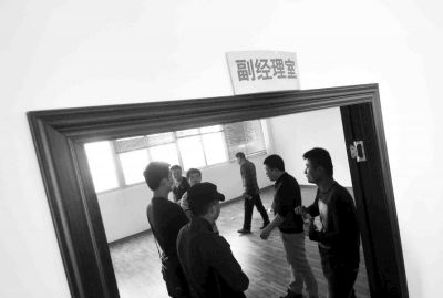 副經(jīng)理室裝修得相當(dāng)豪華，稱得上“土豪”級別