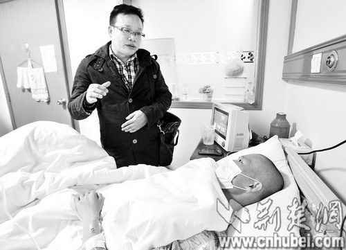 武漢紅十字會遺體捐獻(xiàn)管理中心主任駱鋼強探望張琪