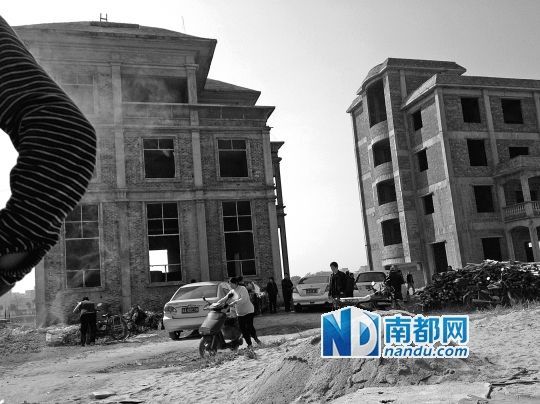 兩棟被舉報的違建樓下昨日一度聚集了超過百人，城管離開后逐漸散去。南都記者張志韜實習(xí)生宋超攝