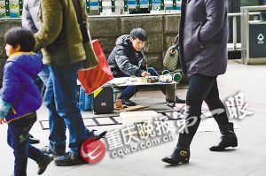 街頭，張啟輝將自己的作品擺放出售。