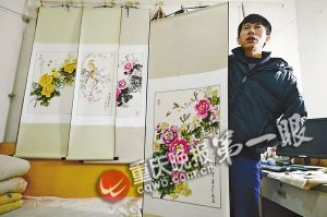 靠一根拇指夾畫筆，張啟輝繪出美麗色彩。