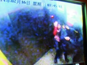 男子尾隨侯某進(jìn)入電梯。