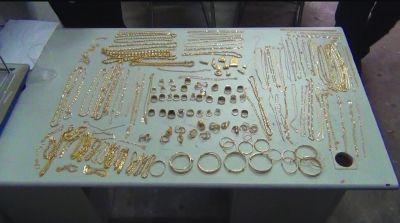 警方追回的被搶金首飾，有172件，2200多克。其余的都被嫌疑人變賣(mài)，用來(lái)購(gòu)買(mǎi)手機(jī)的汽車(chē)。