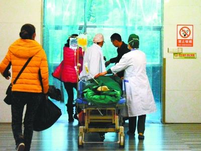 受傷女孩做完手術被送往重癥監(jiān)護室。記者楊濤 攝