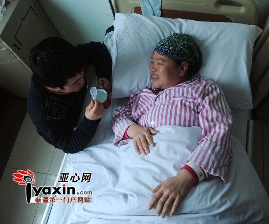 2月15日，馬友紅給病床上的母親喂水喝，對于家庭現(xiàn)在的處境，身患重癥的母親也時而感到愧對兒子。亞心網記者 張已 攝