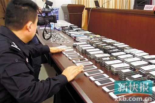 警方繳獲的贓物很多是高檔手機。新快報記者 陳榮炎/攝