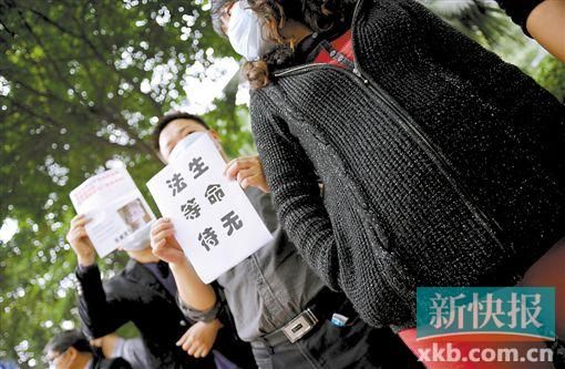 　　■昨日，數(shù)十位二胎準媽媽和家屬來到省衛(wèi)計委門前，希望廣東二胎政策盡早出臺。新快報記者 孫毅/攝