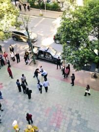 市民提供給賀偉的事發(fā)時雙方?jīng)_突照片。