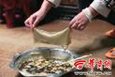　　昨日，店方讓顧客觀看該火鍋制作時(shí)的監(jiān)控錄像本組圖片由本報(bào)記者黃利健攝