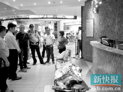 昨日，劉姐的行為引來眾人圍觀，警方再次到場進(jìn)行調(diào)解。