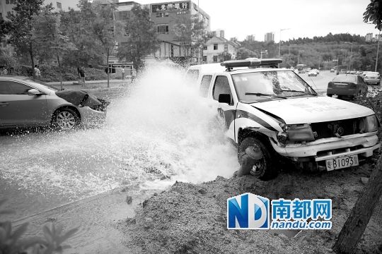 昨日，龍華金龍路，男子開走警車，后撞上消防栓停下，警車車頭受損。