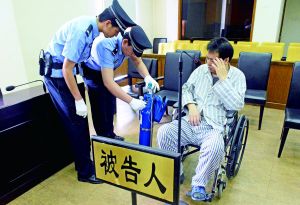 被告人李萬(wàn)勇因病吸氧受審。首席攝影記者 吳寧/攝