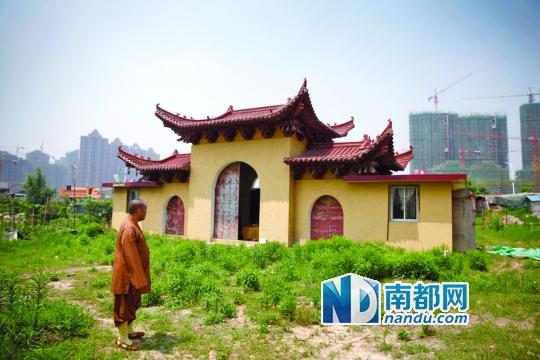 十里古寺2008年被拆,現(xiàn)在只剩下一個(gè)廟門(mén)。南都記者 陳志剛 攝