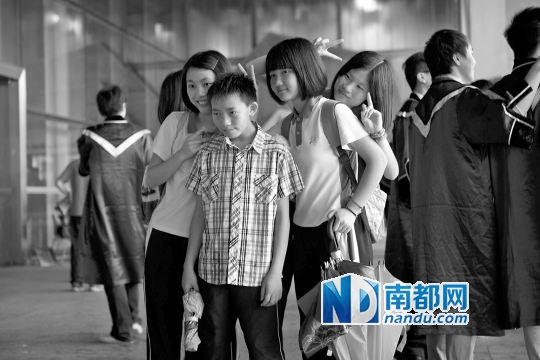 6月22日上午,楊六斤參觀深圳大學(xué)科技樓,雖然來(lái)到康橋書院才兩星期,但他卻已經(jīng)融入了同學(xué)們的生活中。</p><p>　　