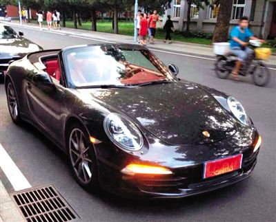 近日，一組“北體大畢業(yè)典禮豪車云集堪比車展”組圖在網(wǎng)絡(luò)爆紅。網(wǎng)絡(luò)截圖