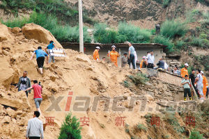 昨日，公安、消防人員在事故現(xiàn)場搜救