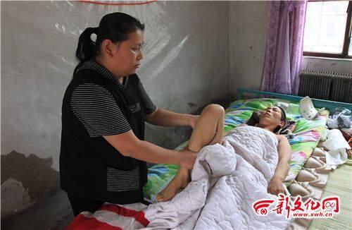 弟媳照顧癱瘓?jiān)诖驳暮轮姨m 記者 王強(qiáng) 攝