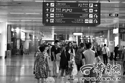 昨日,西安咸陽國際機(jī)場(chǎng),等候行李消息的乘客焦急地徘徊等待 華商報(bào)記者 袁琛 攝