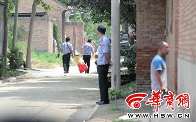 昨日，西安市閻良區(qū)譚家村，警方在事發(fā)的孫某家里勘查現(xiàn)場(chǎng)后，將提取的物證帶走 記者 黃利健 攝