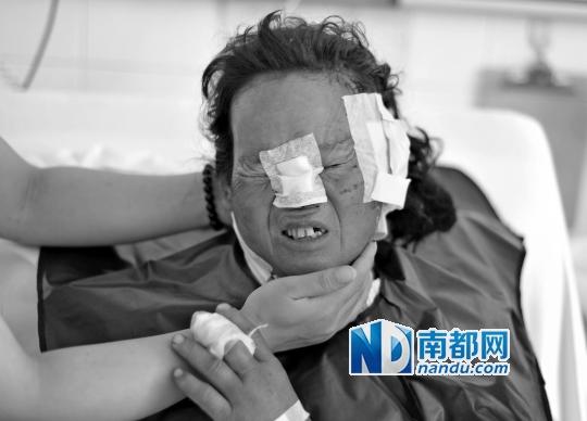 受狼群襲擊受傷較重的村民在接受救治。C FP圖片