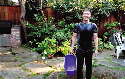 8月13日，F(xiàn)acebook CEO扎克伯格應新澤西州州長挑戰(zhàn)將一桶冰水從自己頭上淋下，他表示所做的一切都是為了慈善，并挑戰(zhàn)比爾·蓋茨。