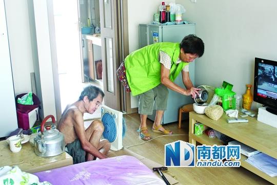 居民徐阿姨去看望何譚送老人，并送去熱湯