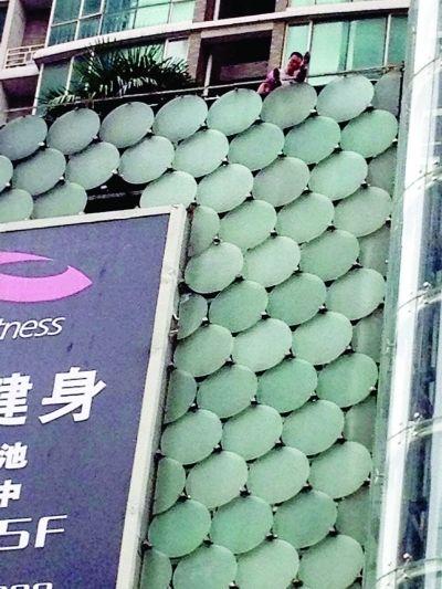 環(huán)亞廣場5樓露臺上，有一男子揚言跳樓。