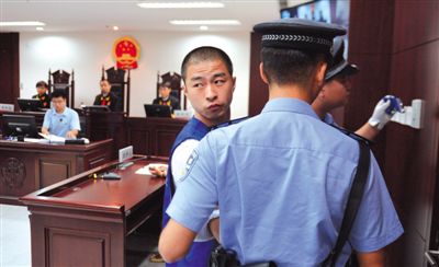 宣判后，馬凱被帶出法庭時，沖著旁聽席上的姐姐喊道：“照顧好媽”。