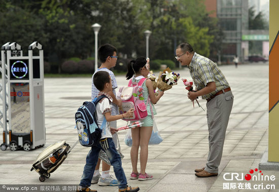 重慶一校長堅持六年校門口迎送學(xué)生彎腰問聲好(組圖)