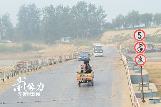 實(shí)拍濟(jì)南黃河浮橋邊“霸氣”十足交通指示牌 實(shí)拍濟(jì)南黃河浮橋邊“霸氣”十足交通指示牌
