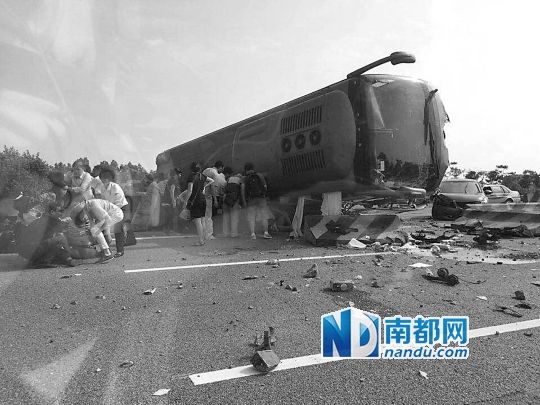 現(xiàn)場大客車側(cè)翻，玻璃碎落一地，車身卡在路邊水泥護(hù)欄上。 目擊者供圖