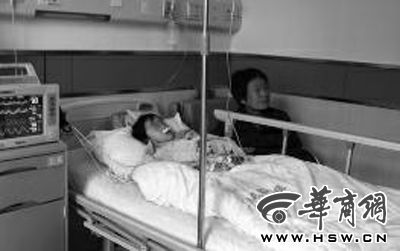 昨日下午，在延長縣醫(yī)院，外婆守在5歲的黑鈺雅病床前